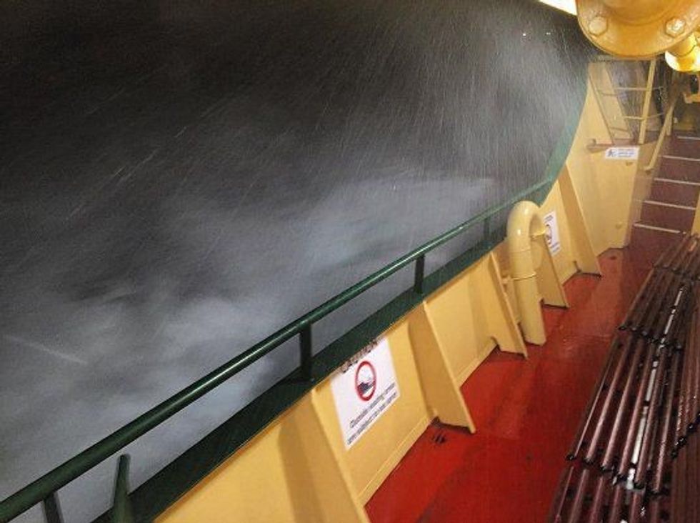 Shpëtoi nga vala gjigante që përfshiu tërë anijen foto 6