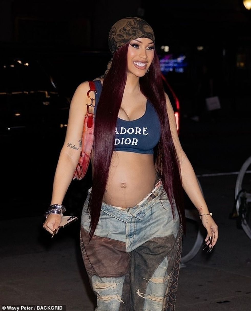 Shtatzëna Cardi B u shfaq me një fytyrë të guximshme ndërsa doli jashtë mes divorcit të saj të vazhdueshëm nga Offset