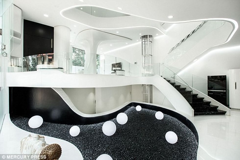 Shtëpia e pazakontë që nuk e ka asnjë linjë të drejtë foto 2