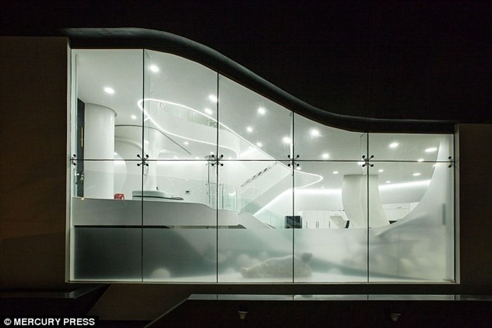 Shtëpia e pazakontë që nuk e ka asnjë linjë të drejtë foto 5