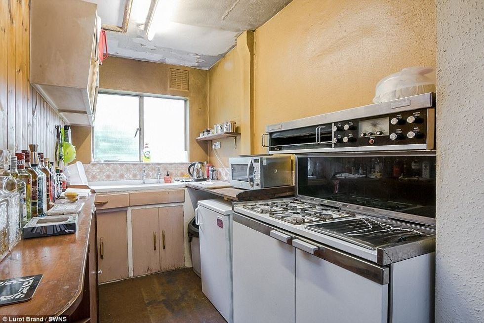 Shtëpia e vjetër që ka vetëm një dhomë gjumi shitet per çmim ekstrem te larte foto 3