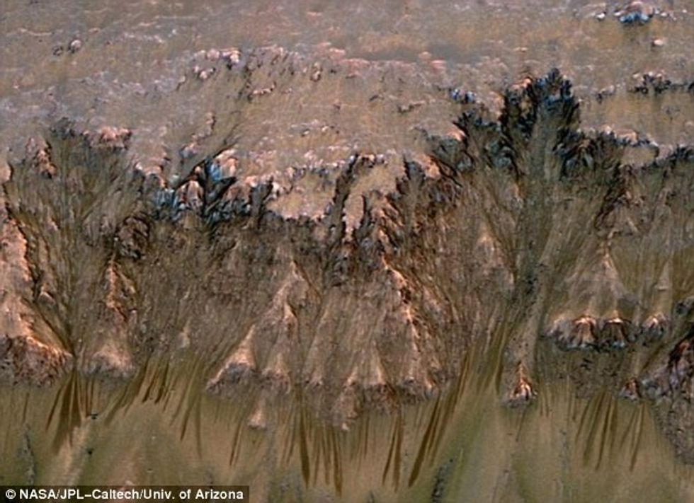 Shtresat misterioze në sipërfaqen e Marsit mund te mos jene shkaktuar nga rrjedha e ujit foto 2