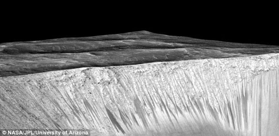 Shtresat misterioze në sipërfaqen e Marsit mund te mos jene shkaktuar nga rrjedha e ujit foto 3
