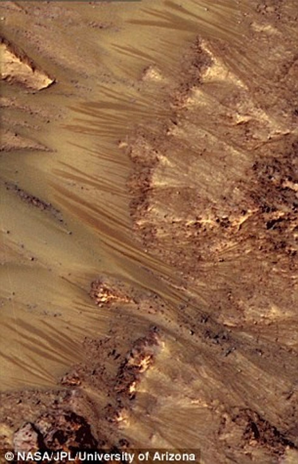 Shtresat misterioze në sipërfaqen e Marsit mund te mos jene shkaktuar nga rrjedha e ujit foto 4