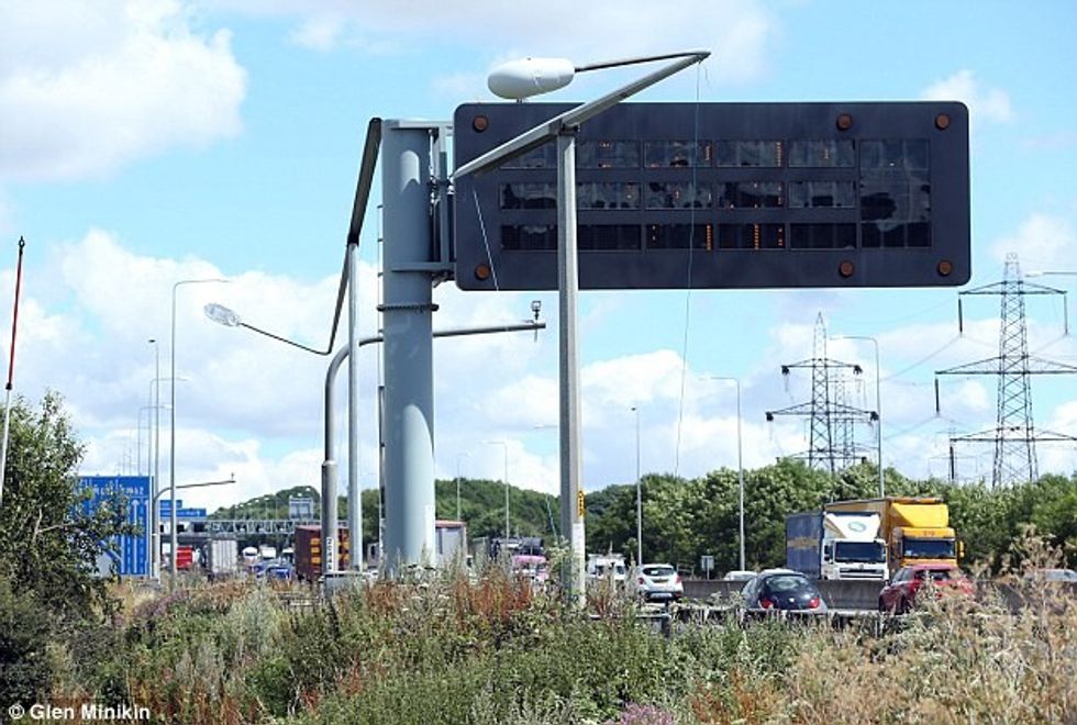 Shtyllat bizare të dritave rrugore qe duken sikur shkopinjte per pastrimin e vesheve foto 4