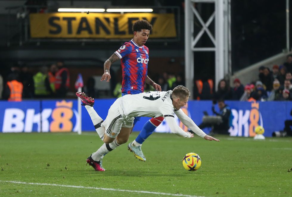 Shumë tifozë të Man Utd ishin të bindur se kjo sfidë nga Chris Richards e Palace ndaj Scott McTominay duhet të kishte sjellë një goditje nga pika.