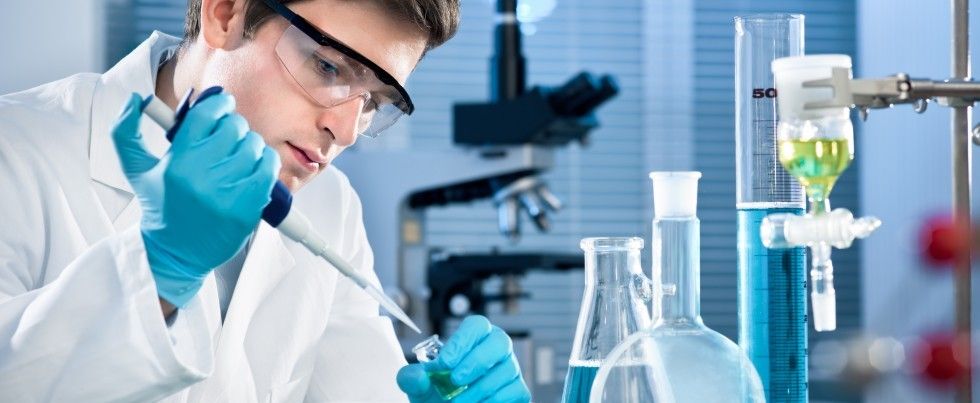 shutterstock_lab-analyst-