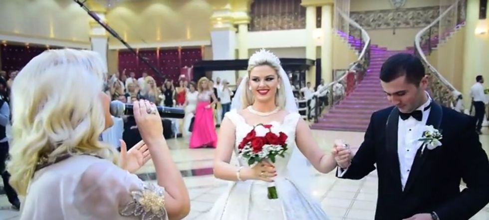 Shyhretja ka kënduar për nusen dhe djalin e saj.