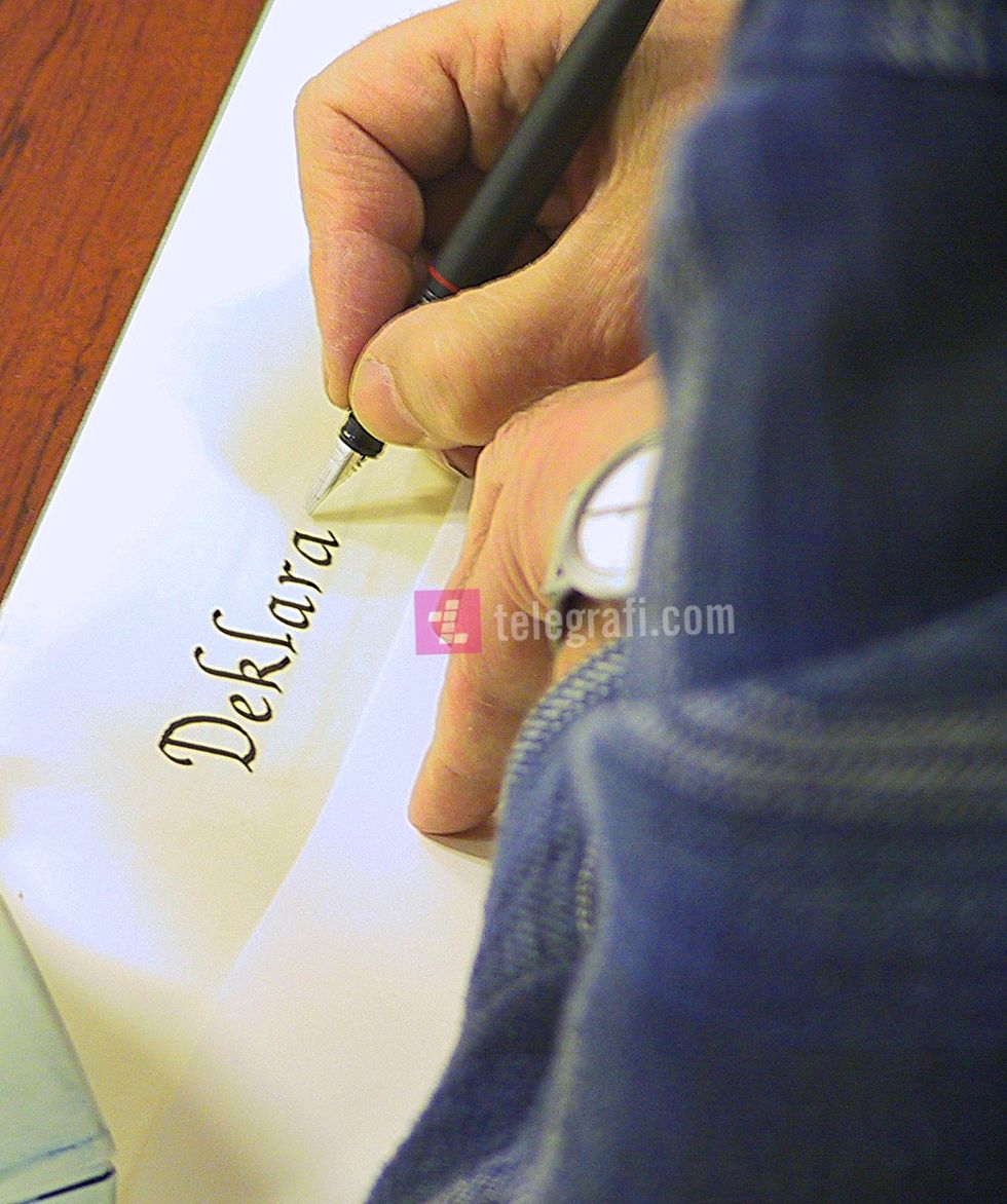 Shyqri Niamini gjatë kaligrafimit të Deklaratës 2 1