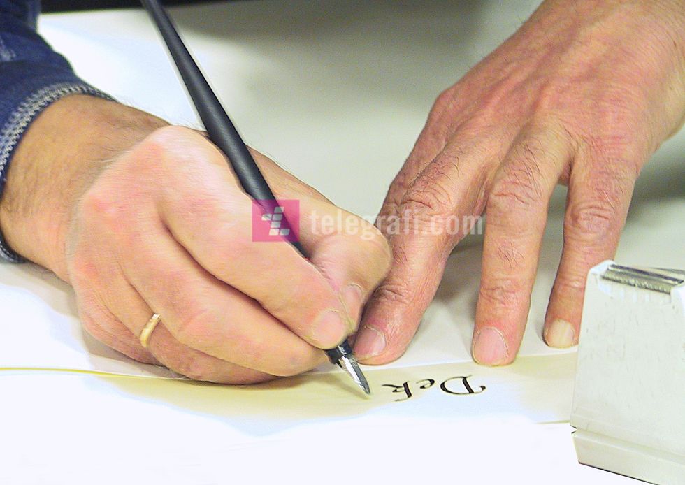 Shyqri Niamini gjatë kaligrafimit të Deklaratës 3