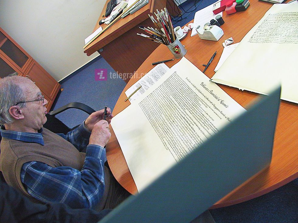 Shyqri Niamini gjatë kaligrafimit të Deklaratës