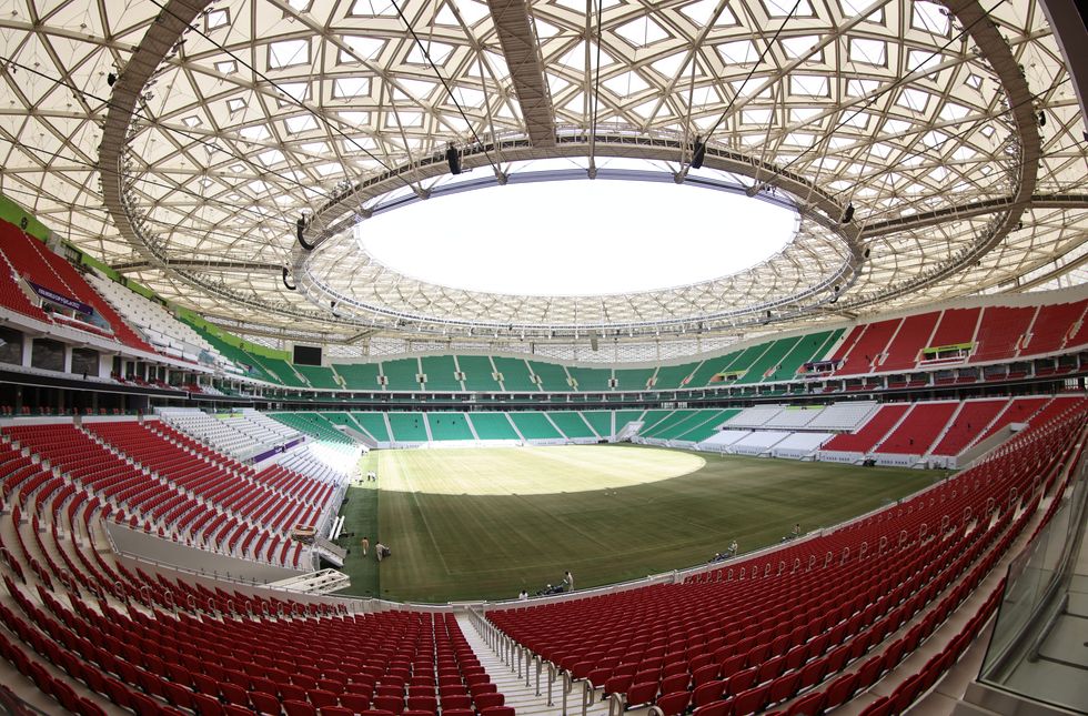 Si dhe ligjet kundër homoseksualitetit, Katari gjithashtu është sulmuar për vdekjen e punëtorëve migrantë që ndërtonin stadiume futbolli