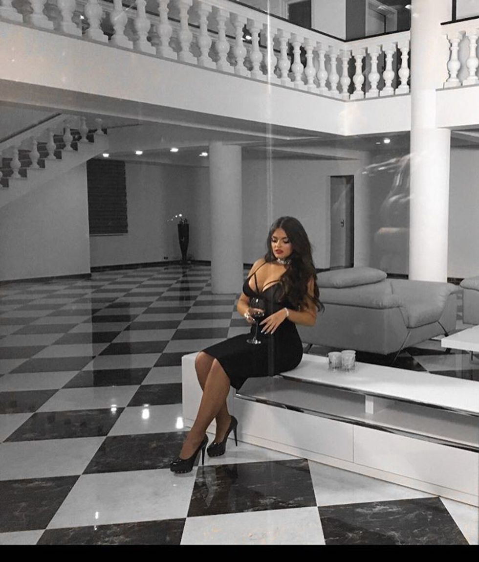 Si gjithmonë, gjoksin e ka në plan të parë.