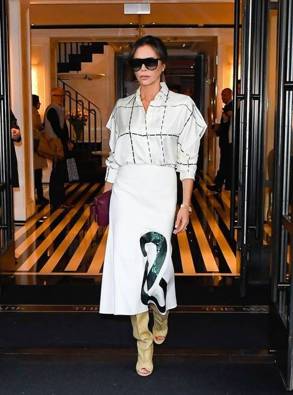 Si Victoria Beckham: 30+ veshje nga ikona e modës, që mund t’i