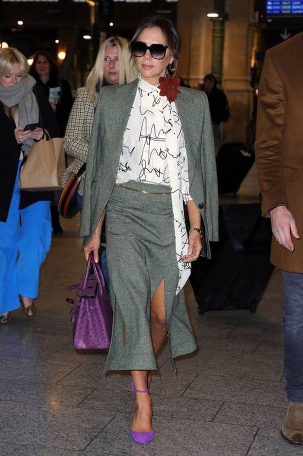 Si Victoria Beckham: 30+ veshje nga ikona e modës, që mund t’i