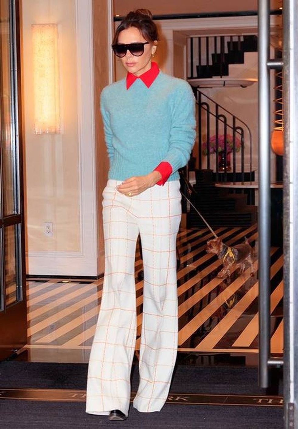 Si Victoria Beckham: 30+ veshje nga ikona e modës, që mund t’i