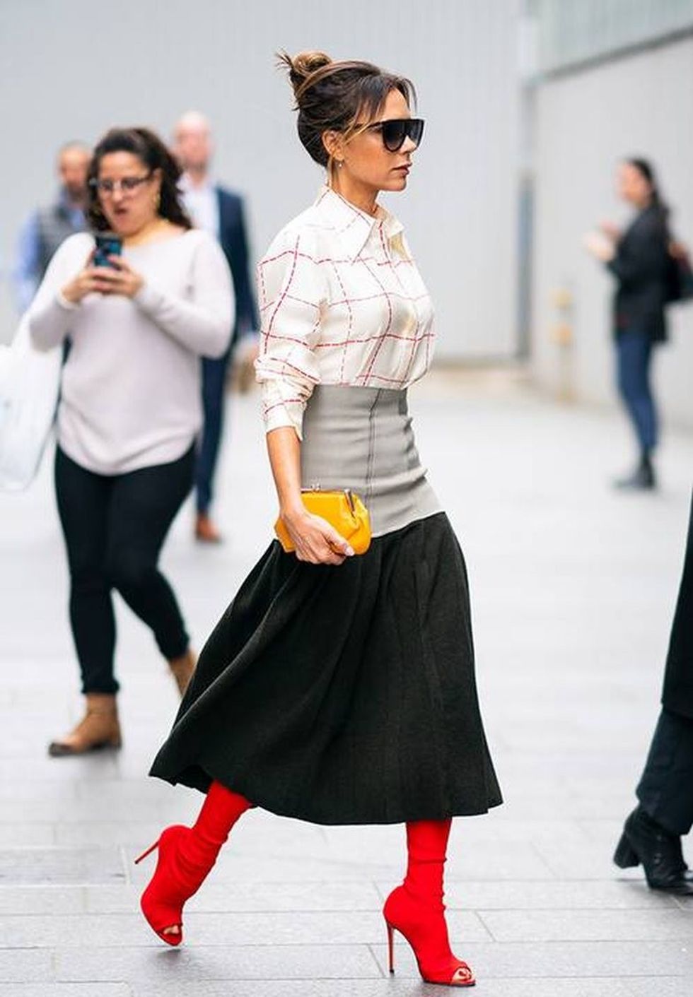 Si Victoria Beckham: 30+ veshje nga ikona e modës, që mund t’i