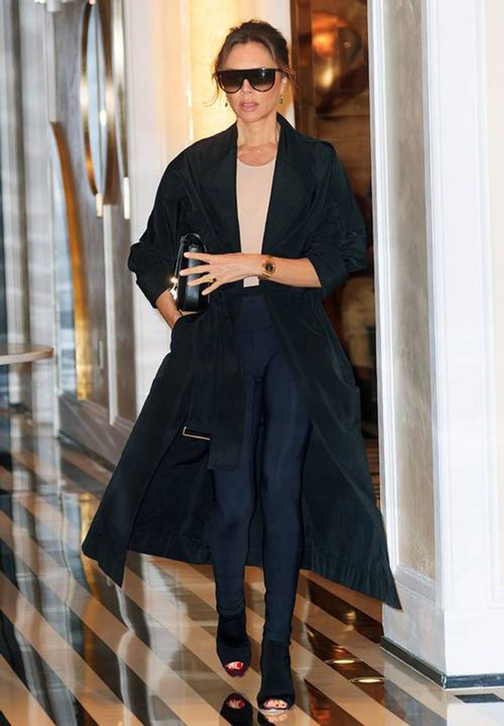 Si Victoria Beckham: 30+ veshje nga ikona e modës, që mund t’i