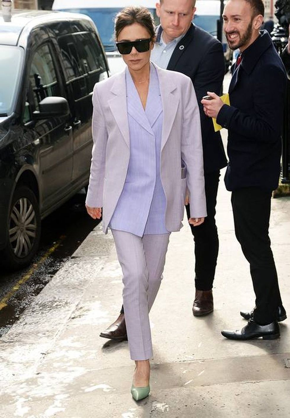 Si Victoria Beckham: 30+ veshje nga ikona e modës, që mund t’i