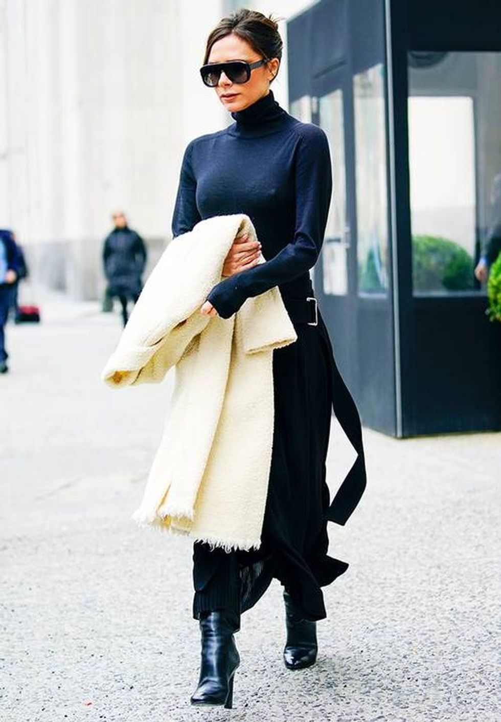 Si Victoria Beckham: 30+ veshje nga ikona e modës, që mund t’i