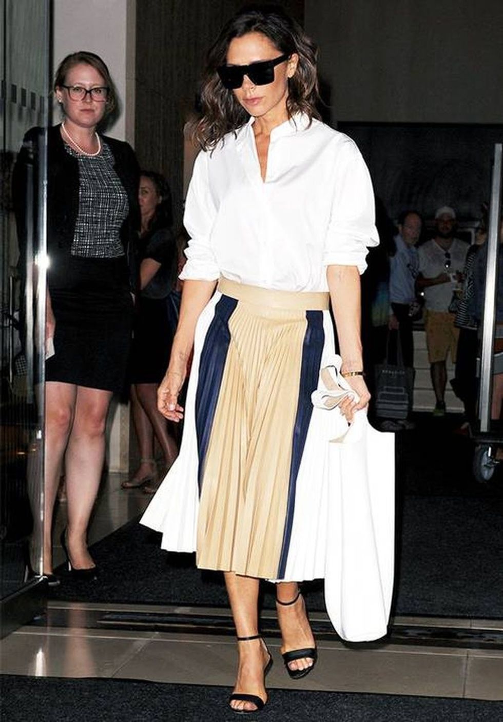 Si Victoria Beckham: 30+ veshje nga ikona e modës, që mund t’i