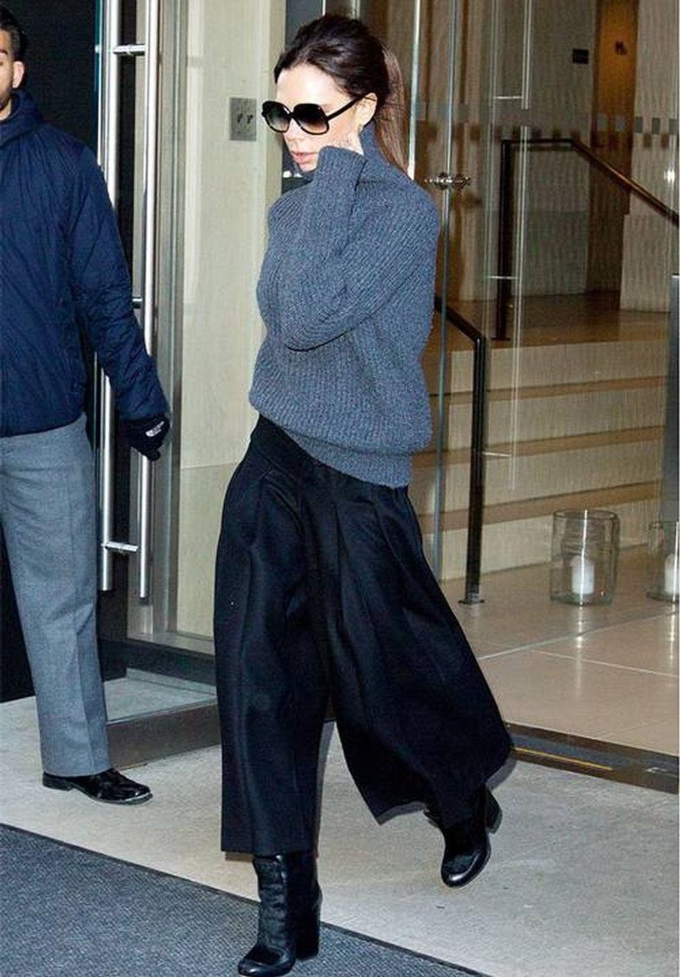 Si Victoria Beckham: 30+ veshje nga ikona e modës, që mund t’i