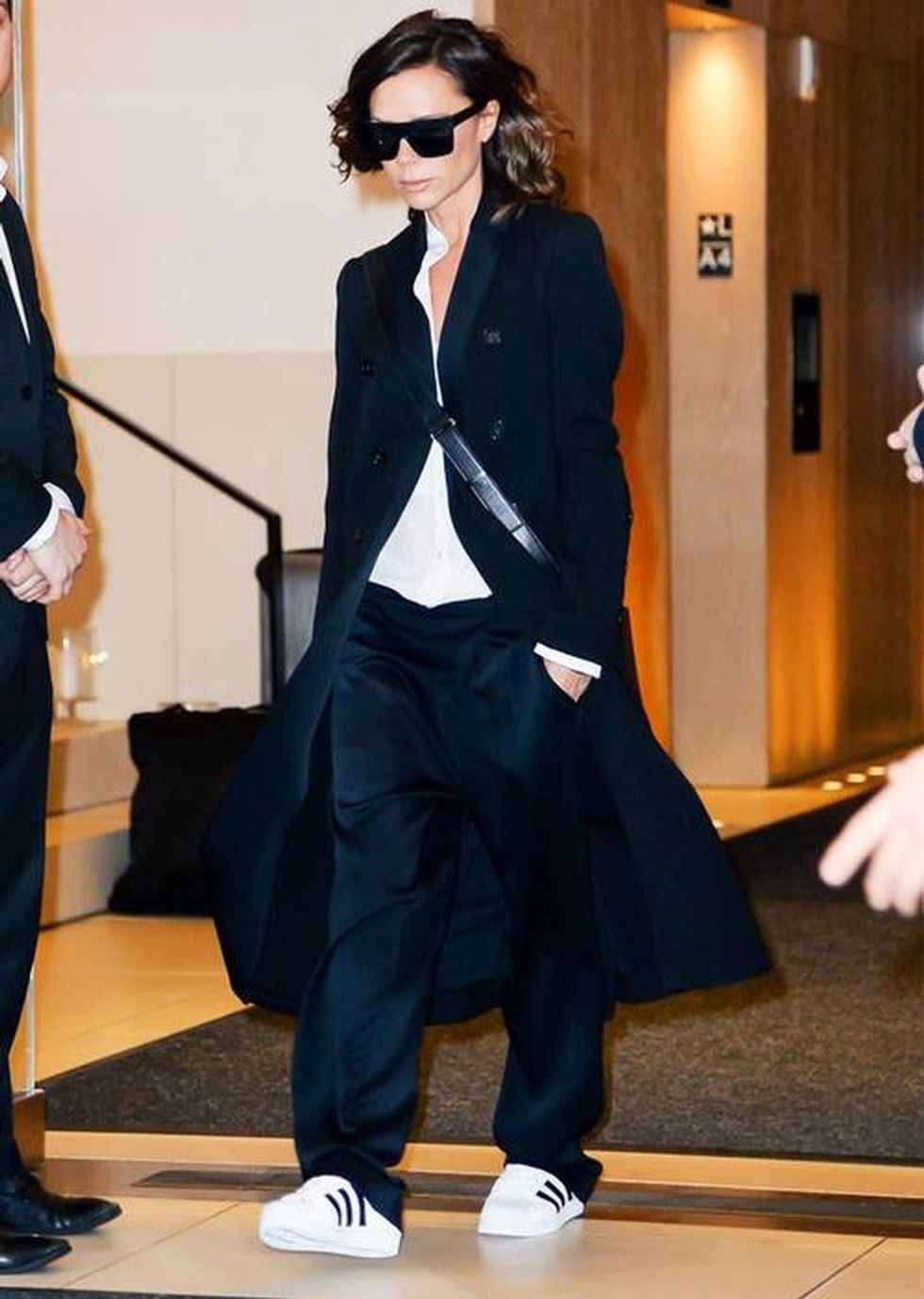 Si Victoria Beckham: 30+ veshje nga ikona e modës, që mund t’i