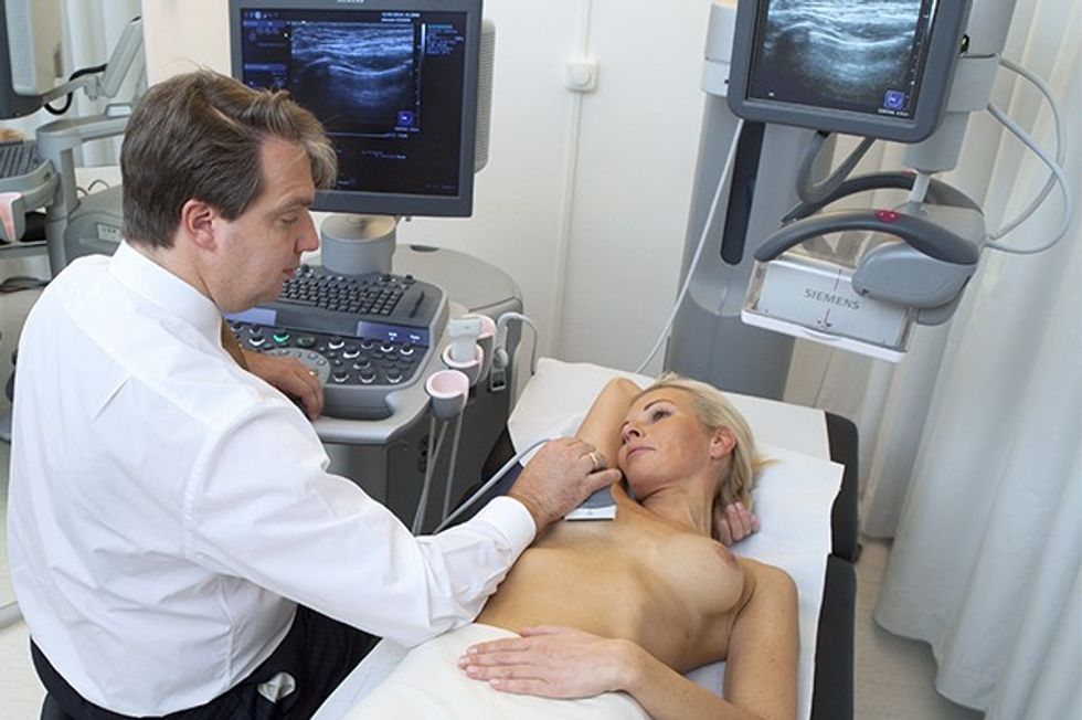 Siemens hat das weltweit erste multifunktionale Ultraschallgerät entwickelt, das automatisch eine vollständige dreidimensionale Darstellung der weiblichen Brust machen kann. Bisher musste der Arzt einen Schallkopf über die gesamte Brust führen. Nahmen diese handgeführten Ultraschalluntersuchungen noch bis zu 30 Minuten in Anspruch, so verkürzt die neue Technologie den zeitlichen Aufwand auf weniger als 15 Minuten. Die ersten Ultraschallscanner dieser Art sind nun in Deutschland im Einsatz. Dieses Foto zeigt eine 3D-Brustuntersuchung mit dem Siemens Ultraschall ACUSON S2000 ABVS. New automated breast ultrasound system automatically acquires volumes and offers intelligent clinical applications Siemens Healthcare recently introduced the Acuson S2000 Automated Breast Volume Scanner (ABVS), the first multi-use ultrasound breast system that automatically acquires volume images of the breast. Thanks to the user-independent, standardized image acquisition, the system is ideally suited for early detection and diagnosis of breast cancer with ultrasound – especially for women with dense breast tissue. This image shows a 3D-breast examination with the Siemens ACUSON S2000 ABVS.