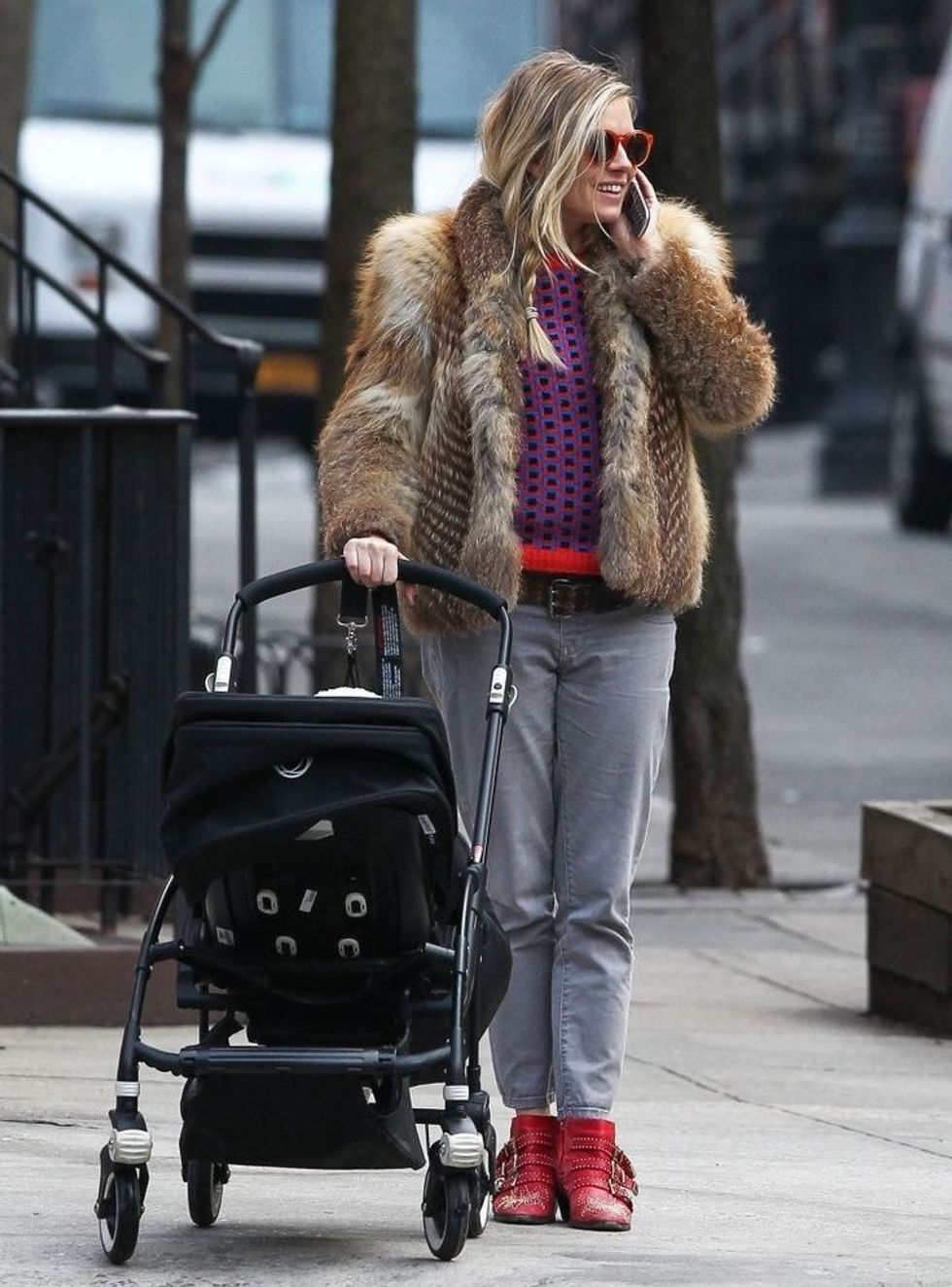 Sienna Miller pushed stroller while talking phone