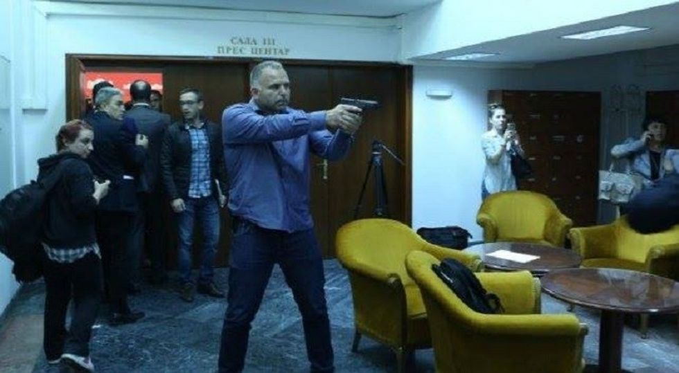 Sigurimi i Kuvendit me pistolete ne dore 27 prill 780