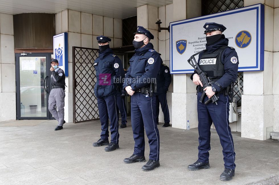 sigurohet ndertesa e KQZ se nga Policia foto Ridvan Slivova 1