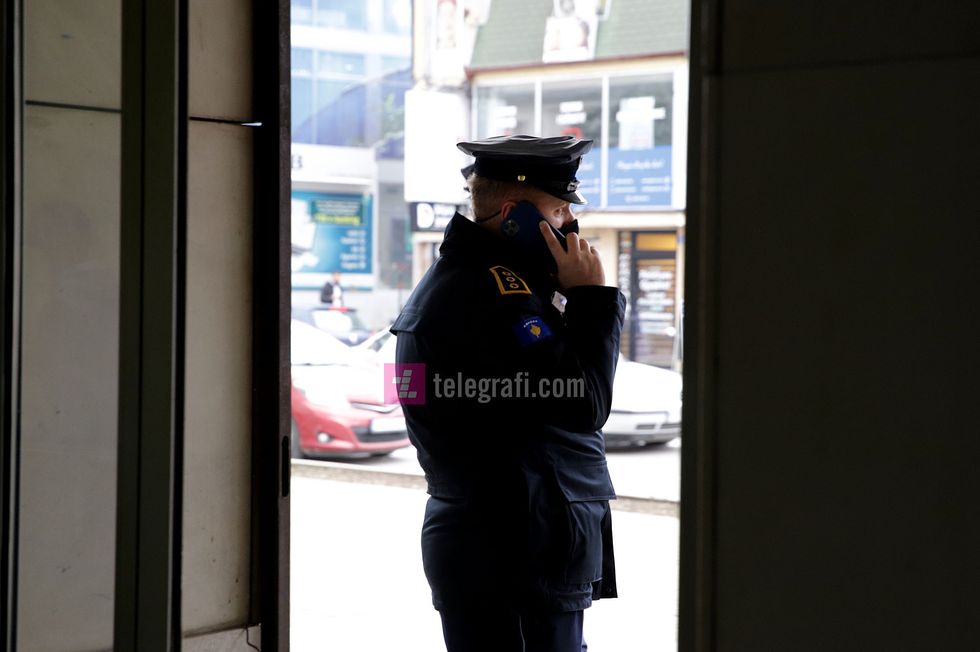 sigurohet ndertesa e KQZ se nga Policia foto Ridvan Slivova 2
