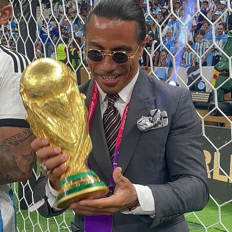 Simon Jordan e akuzoi FIFA-n për miqësi pas mashtrimeve të Salt Bae (sipër) në fushë në finalen e Kupës së Botës, me shefin e famshëm të njohur si mik i presidentit Gianni Infantino.