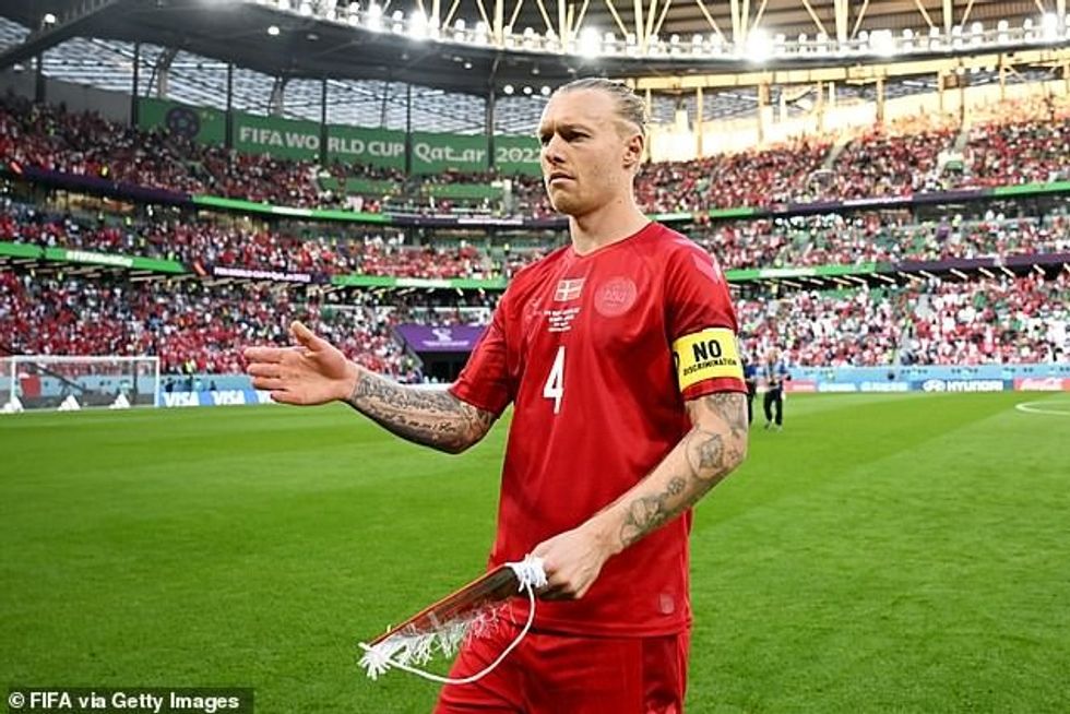 Simon Kjaer, kapiteni i Danimarkës, mbajti dje shiritin e kapitenit të miratuar nga FIFA kundër Tunizisë.