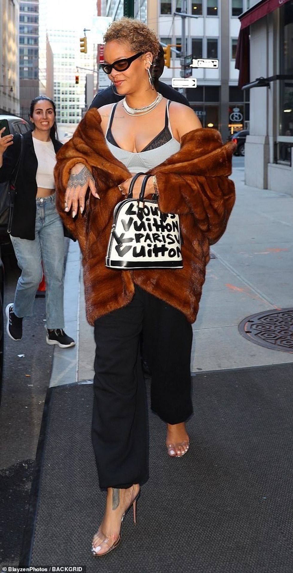 Sipërmarrësja miliardere 36-vjeçare, e cila zbuloi linjën e saj të re të produkteve Fenty Hair javën e kaluar, veshi flokët e saj të shkurtër, të lyer bionde, të lira dhe me një teksturë kaçurrelë.