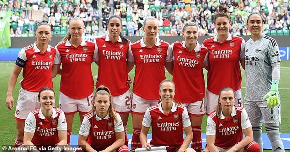 Skuadra e Arsenalit u evakuua në vend të sigurt dhe qëndroi gjatë natës në Gjermani të dielën