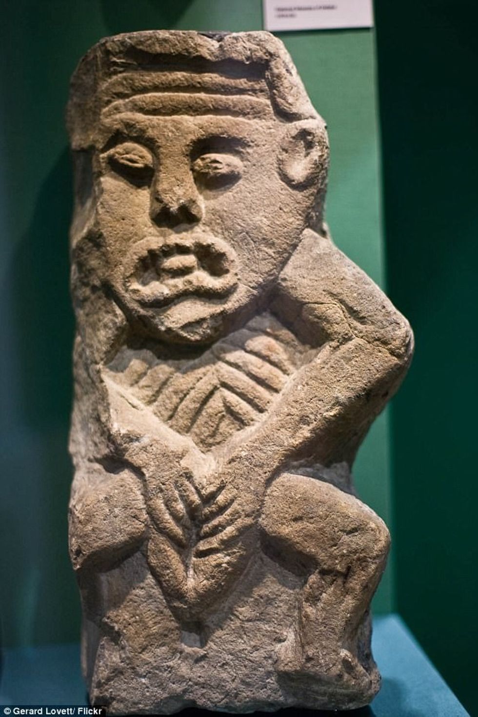 Skulpturat e çuditshme mesjetare te grave duke ekspozuar pjesen intime foto 3