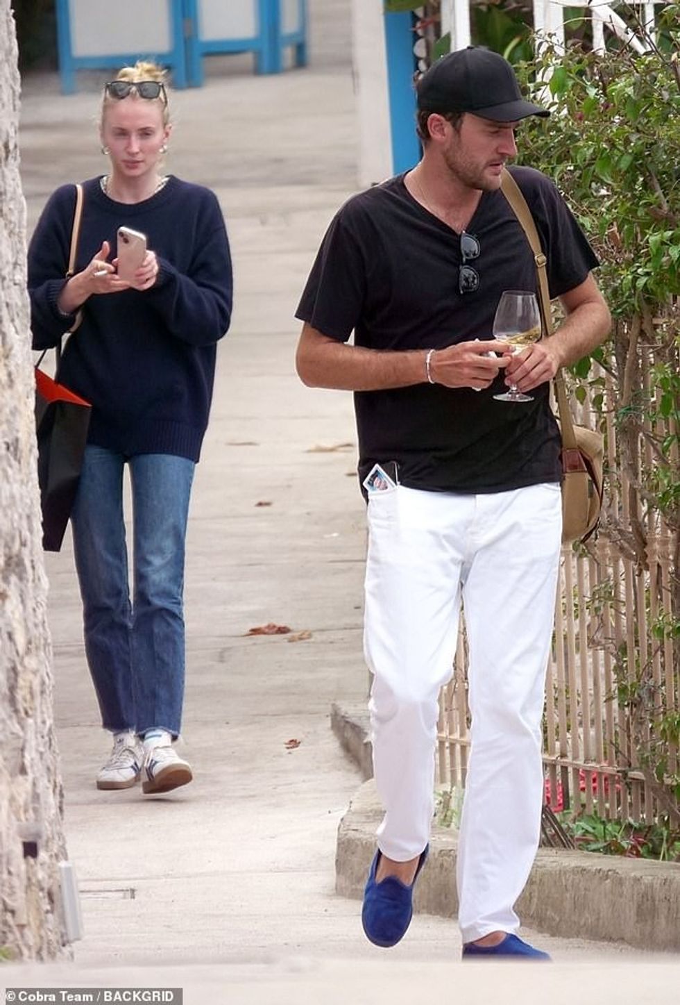 Sophie Turner ka nxjerrë në pah një unazë ari në atë gisht teksa lë të kuptohet për fejesën me të dashurin Peregrine Pearson gjatë arratisjes romantike në Capri të Italisë të shtunën.