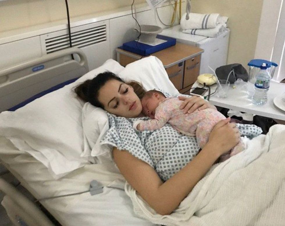 Spitali mbeti pa rrymë mamia ndihmoi te kryhej lindja permes drites se telefonit foto 2