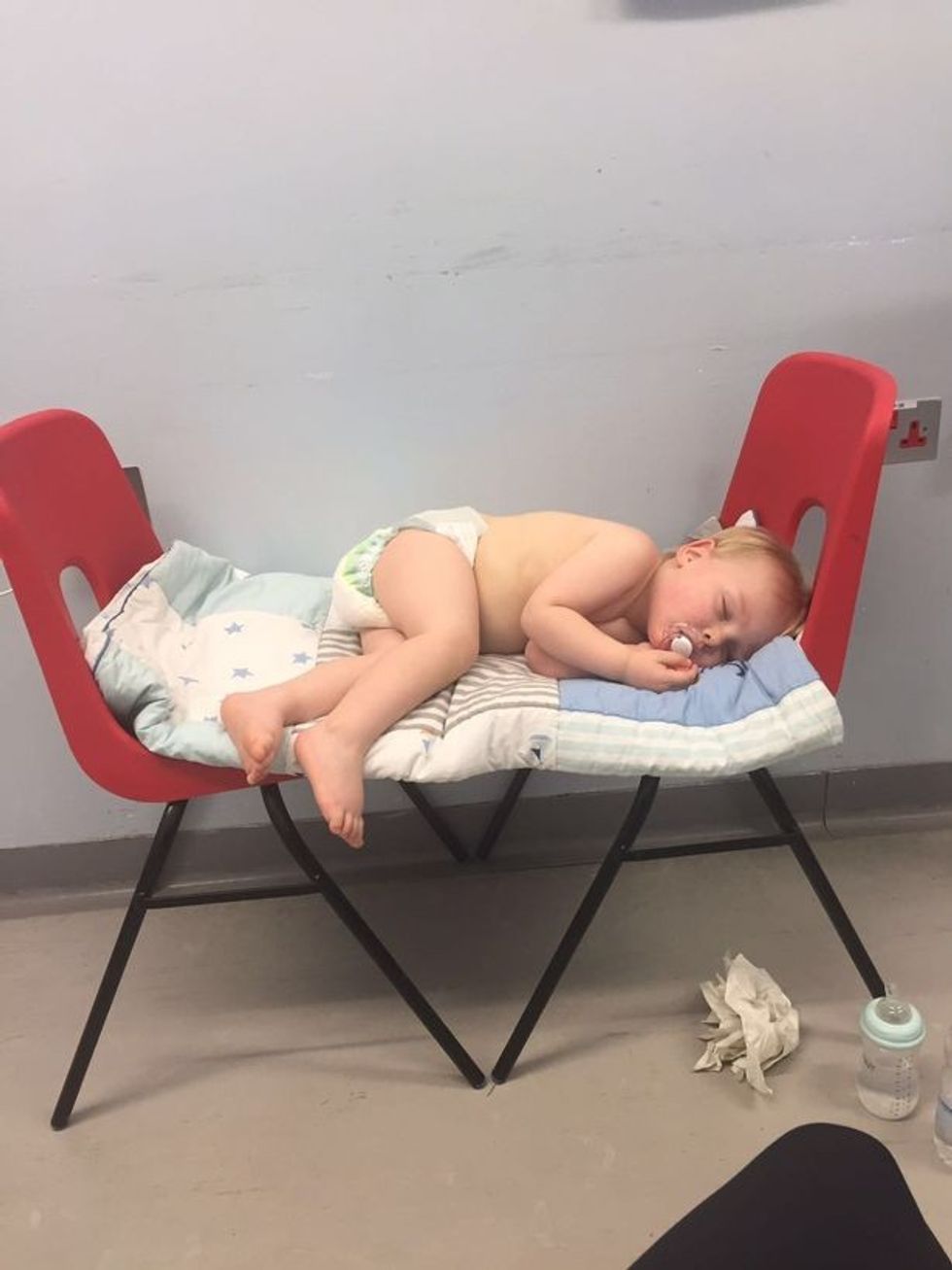 Spitali pa asnjë shtrat të zbrazët femija dy muajsh qendroi per pese ore shtrire ne karrige foto