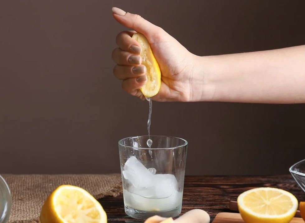 squeeze lemon water