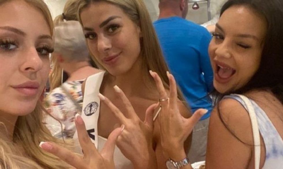 Srpska misica Valentina Petrovic sa koleginicama pokazuje tri prsta 2 1