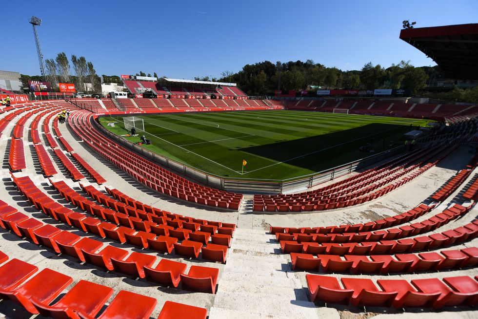 Stadiumi aktual i Gironas mban rreth 14,000 tifozë