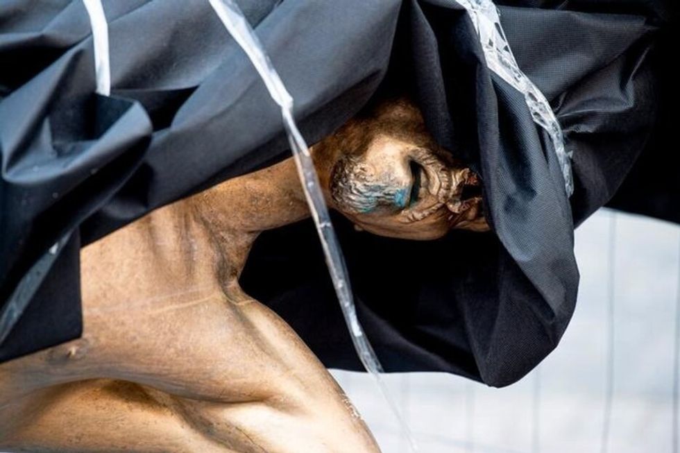 Statuja e Zlatan Ibrahimović-it pas aktit të vandalizmit (Foto: Christian Örnberg/Bildbyrån)