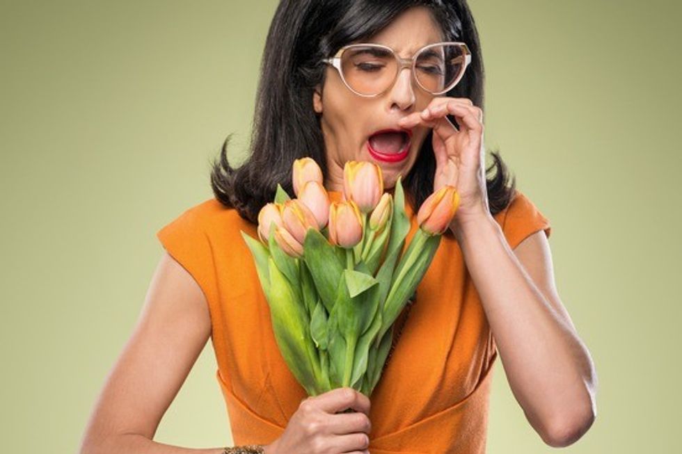 sternutation sneezing lady 1099@1x