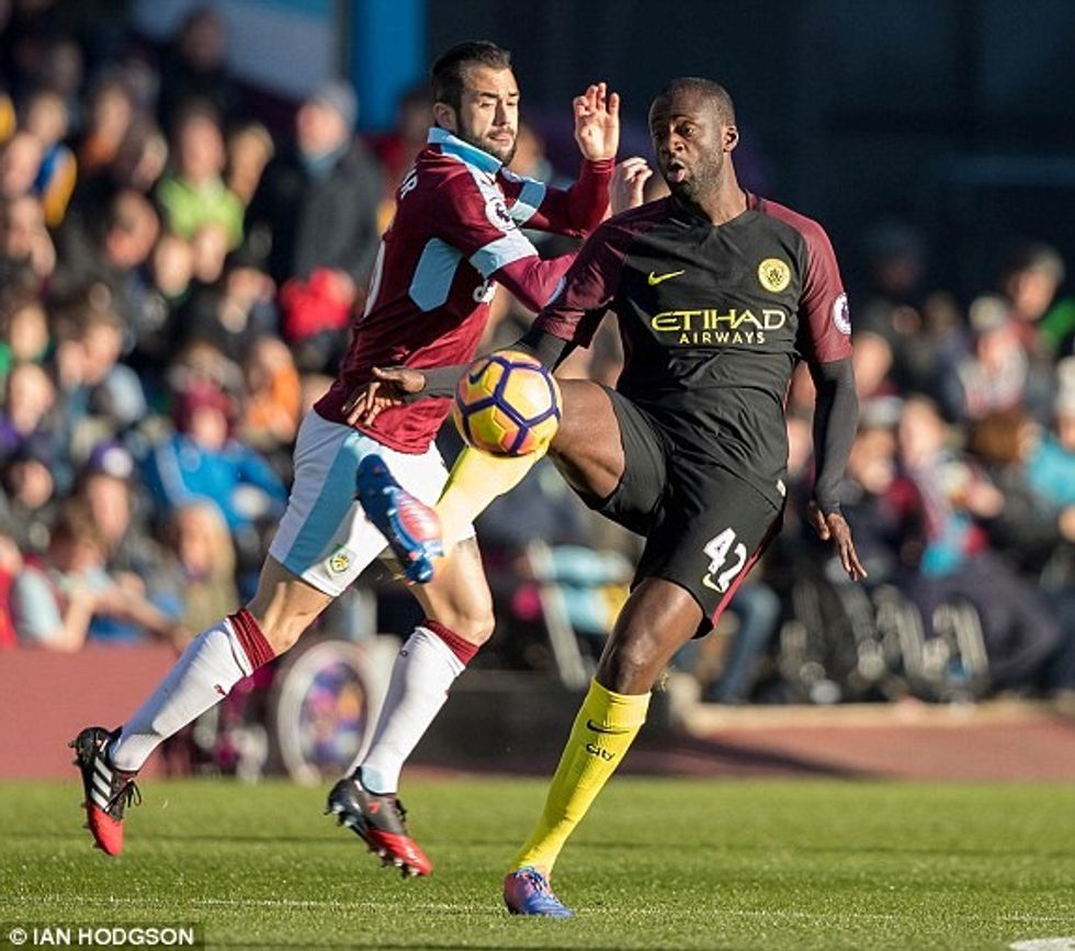 Steven Defour dhe Yaya Toure gjatë një dueli
