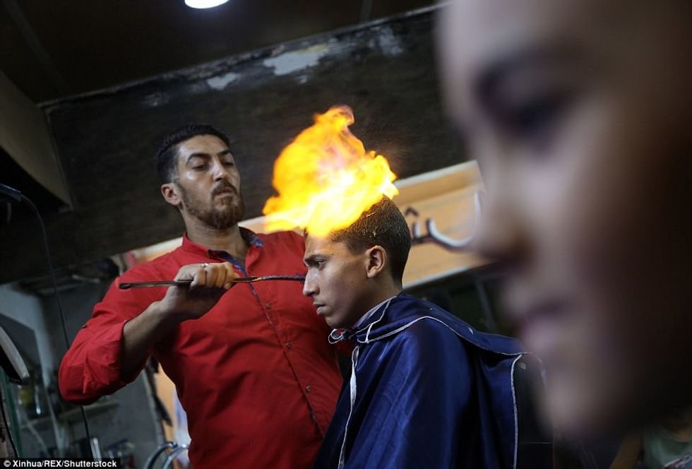 Stilisti me metodën e pazakontë për të drejtuar flokët e klientit foto 4