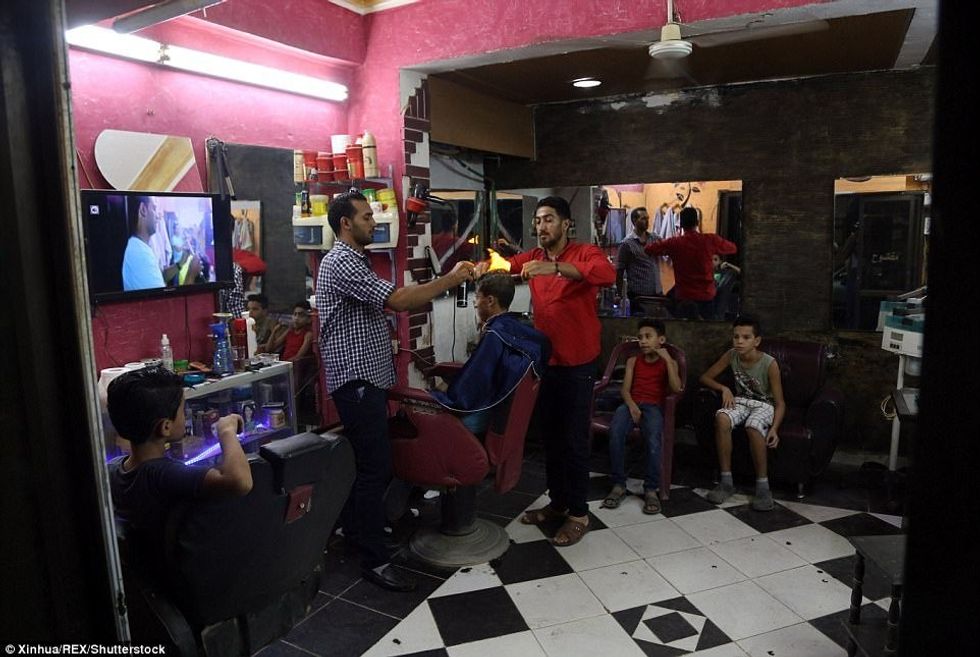 Stilisti me metodën e pazakontë për të drejtuar flokët e klientit foto 5