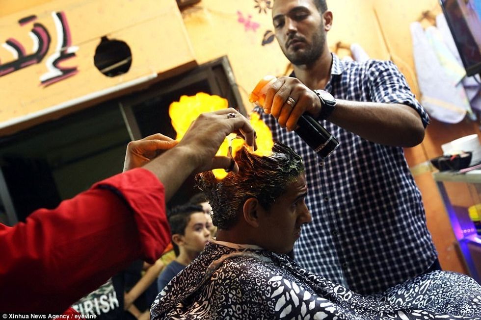 Stilisti me metodën e pazakontë për të drejtuar flokët e klientit foto 6