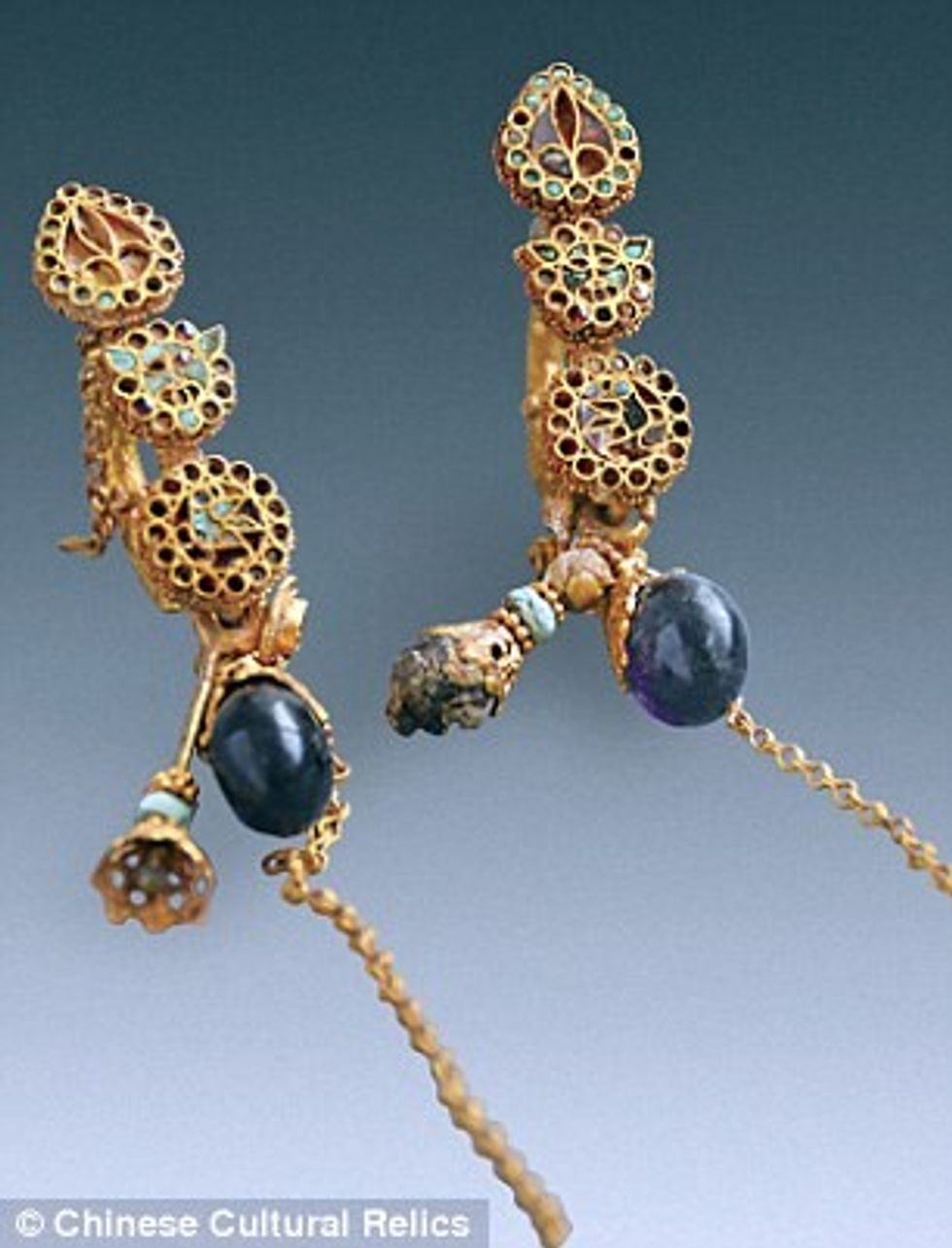 Stoli shumë ta lashta kineze Zinxhire dhe vathe ne varrin e vjeter 1500 vjet foto 4